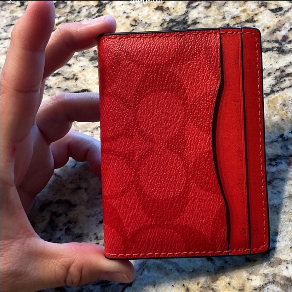 COACH RED LEATHER WALLET MIDDLE COMPARTMENT iIS MAGNETIC